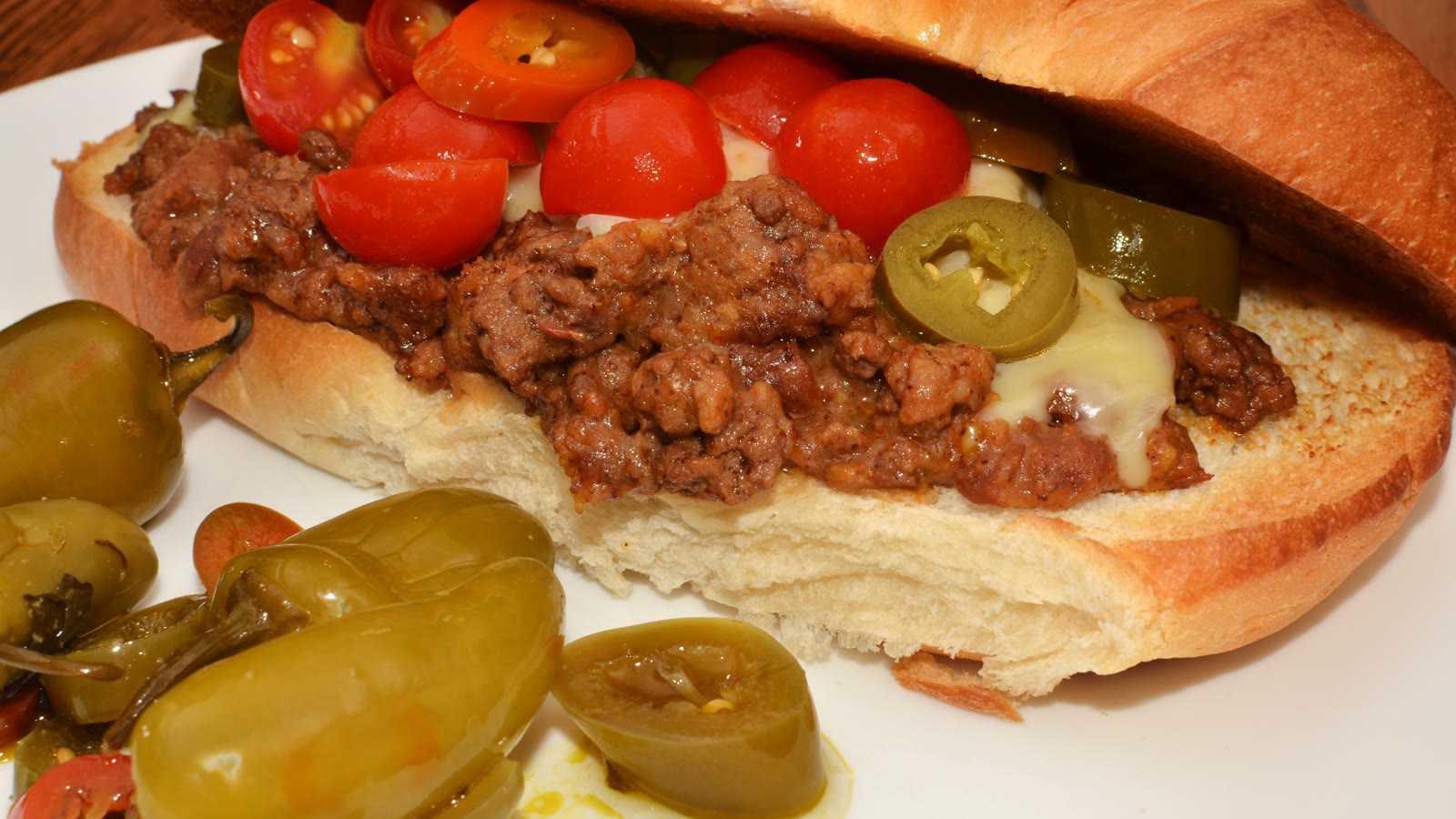 Sandwich med hakket oksekød, cherrytomater og syltet chili